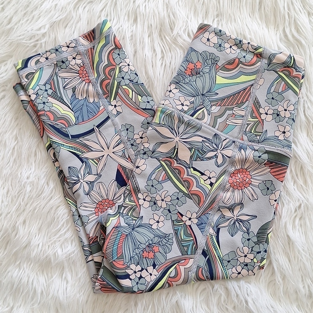 Victoria’s Secret Sport Knockout Vibrant Floral Capri Leggings - Picture 1 of 13